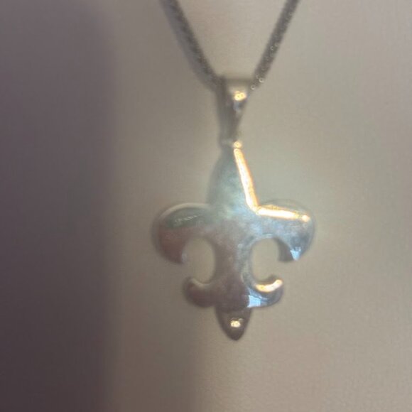 New Orleans Fleur-de-Lis Sterling Silver Necklace (22") and Earrings set! - Picture 10 of 16